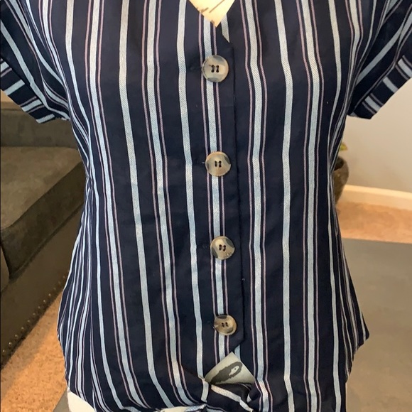 E & M Tie Front Button Top Size Medium - Picture 3 of 5